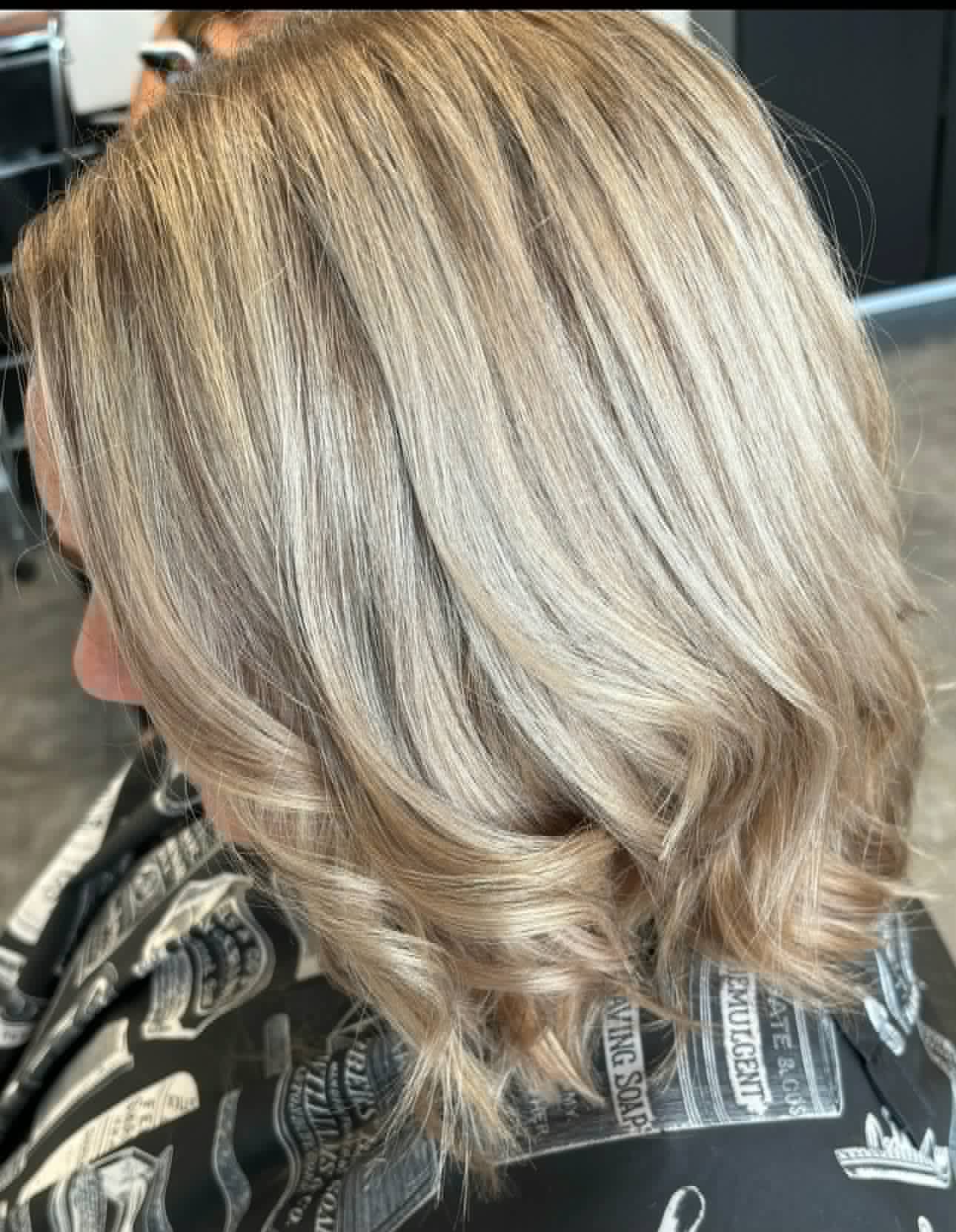 Glossy champagne blonde lob with soft bends and high shine
